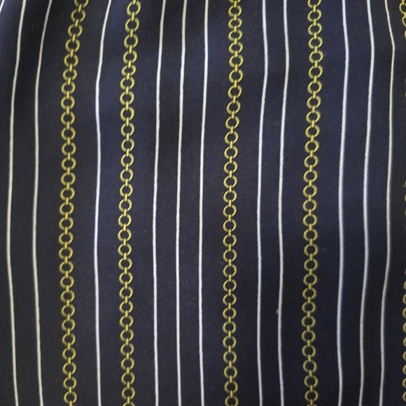 🌟7/25$ BANANA RUBLIC Seeveless Bow Blouse in Navy Blue Stripes & Chain Print - Picture 3 of 8
